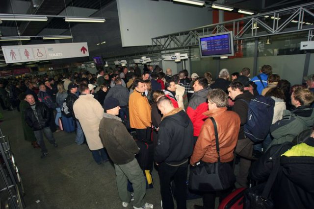 Na lotnisku Chopina pojawiła się tablica nawiązująca do Święta Niepodległości.