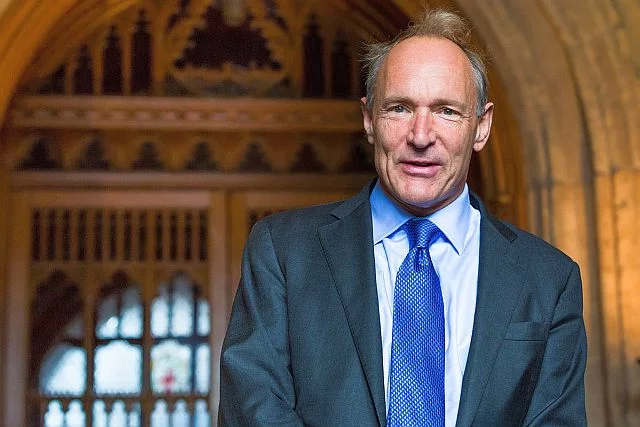 – To, co kiedyś było bogatym wyborem blogów i stron internetowych, zostało zmiażdżone pod ogromnym ciężarem kilku dominujących platform – twierdzi Sir Tim Berners-Lee.