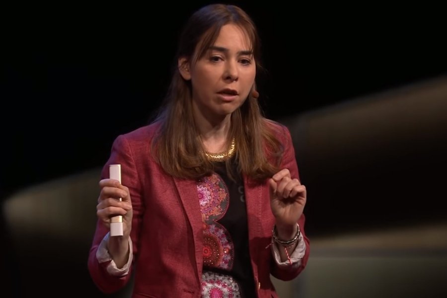 Dina Kalabi, badaczka MIT, która wynalazła urządzenie zdolne do bezdotykowego monitoringu funkcji życiowych ludzkiego organizmu.