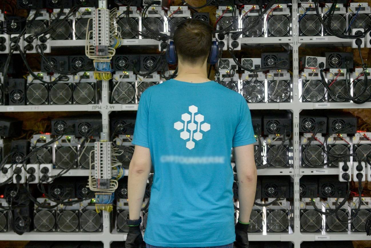 Mężczyzna przed zorganizowaną kopalnią kryptowalut.