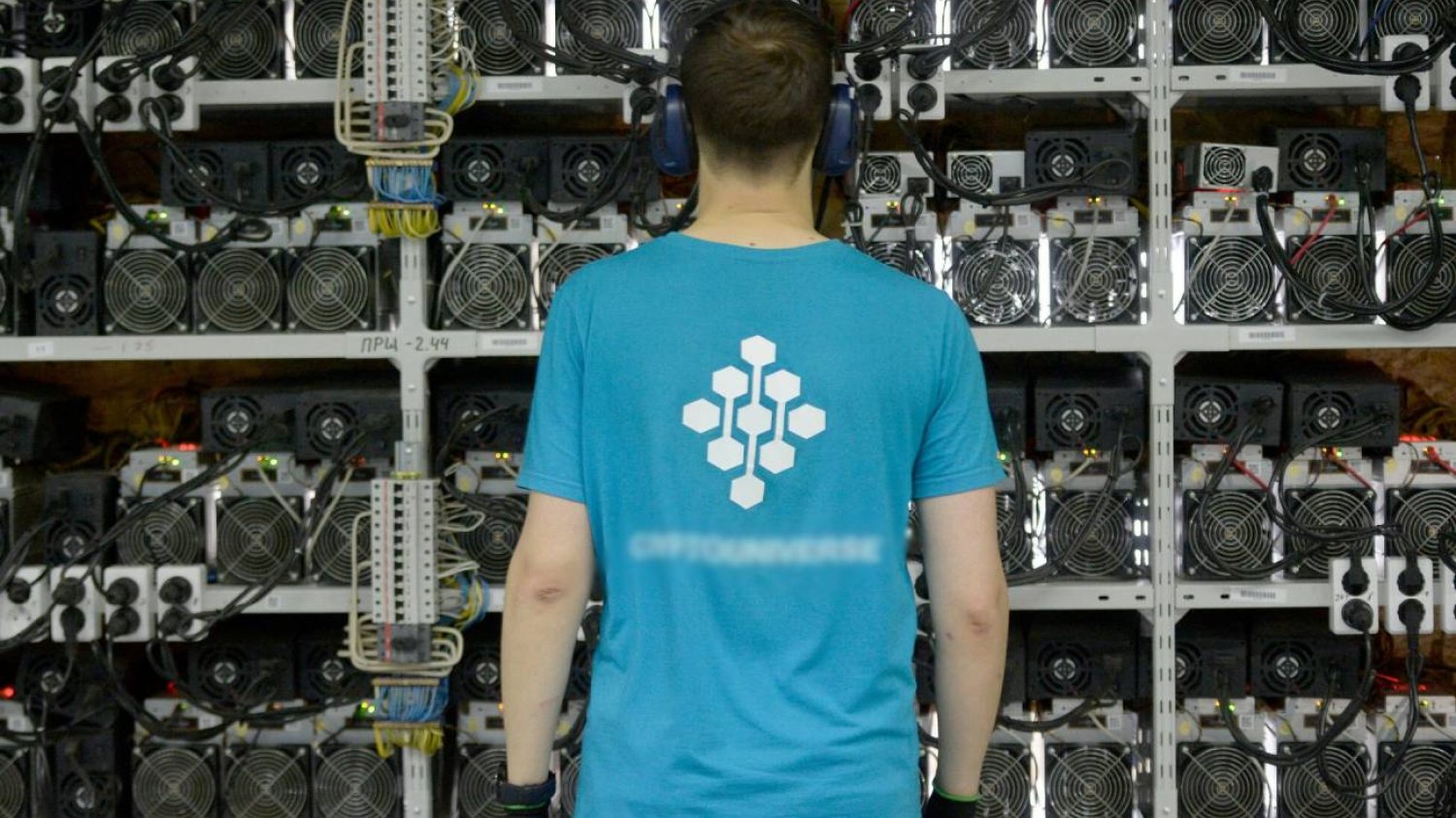 Mężczyzna przed zorganizowaną kopalnią kryptowalut.