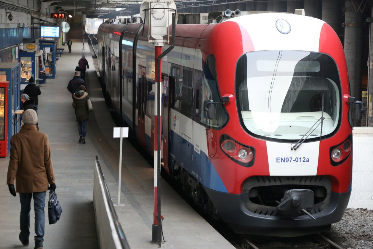 Pociąg WKD, pasażerowie na peronie.