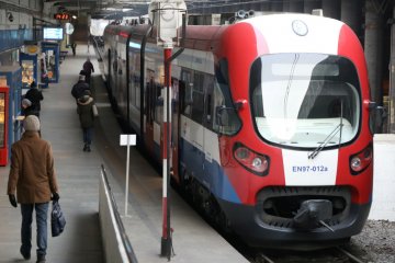 Pociąg WKD, pasażerowie na peronie.
