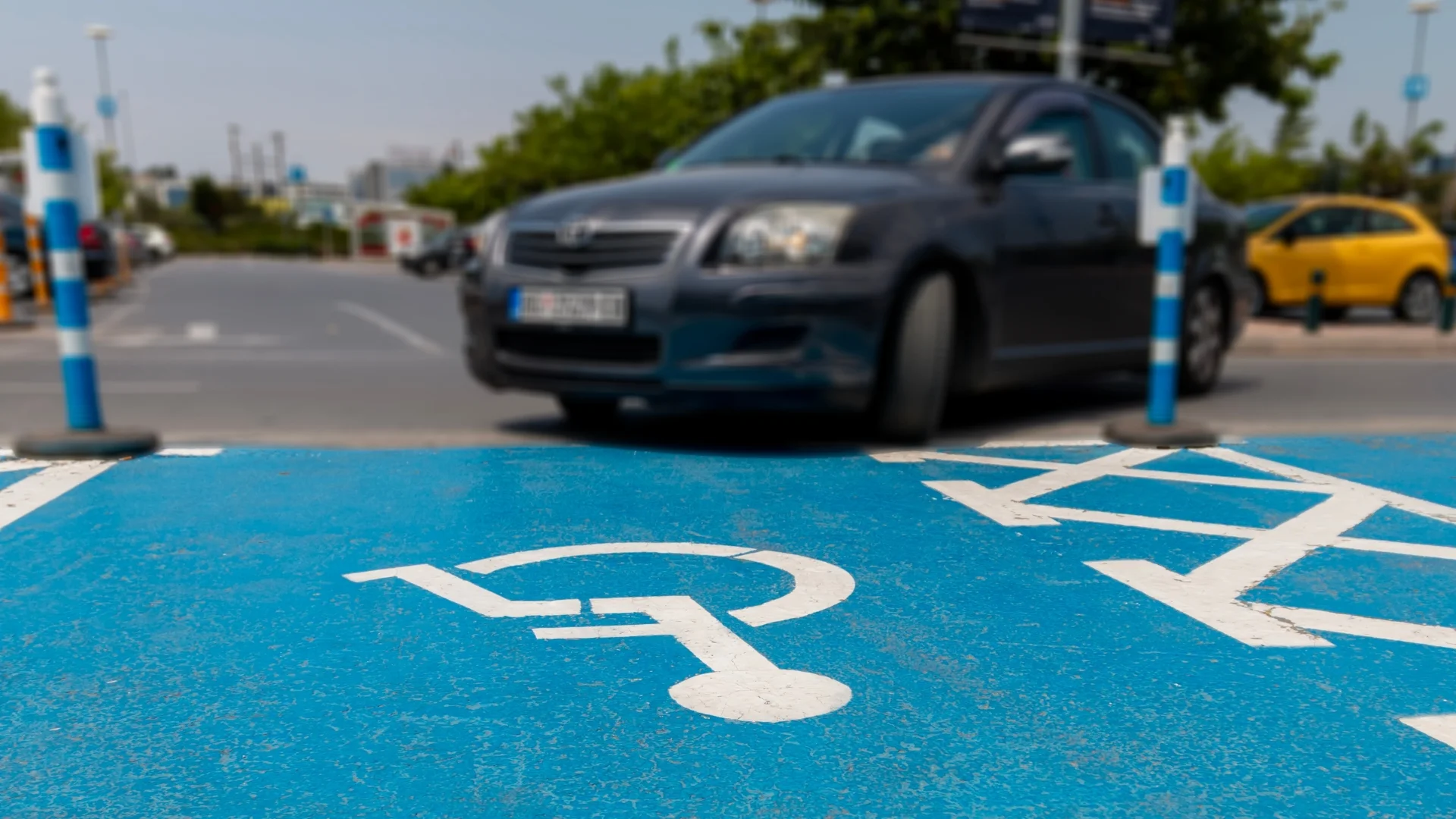 Karta parkingowa na nowych zasadach. Wiadomo, co może zmienić się w 2027 roku Miejsce parkingowe dla osób niepelnosprawnych.