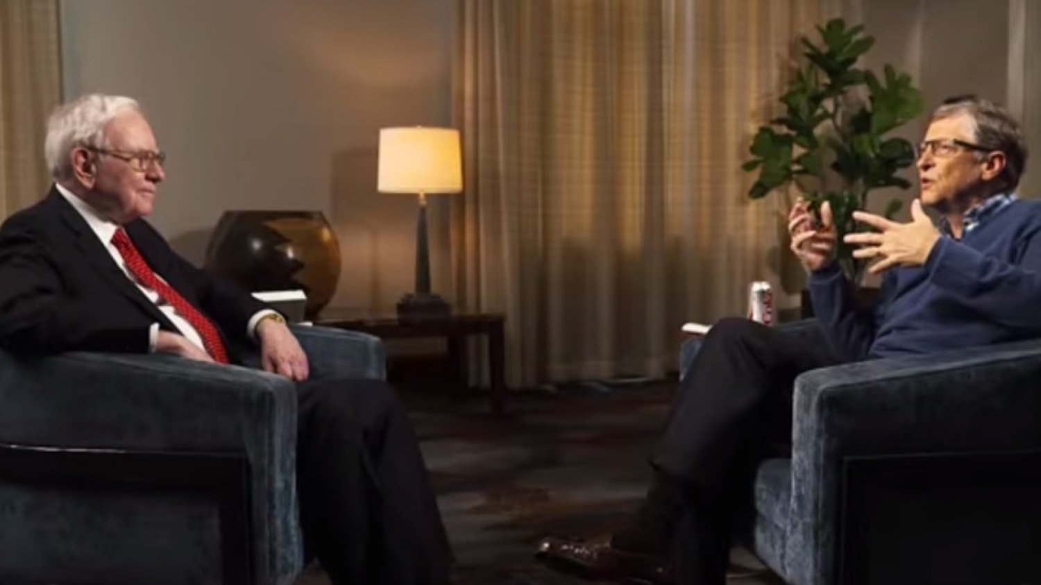 Warren Buffett i Bill Gates podczas wspólnej rozmowy.