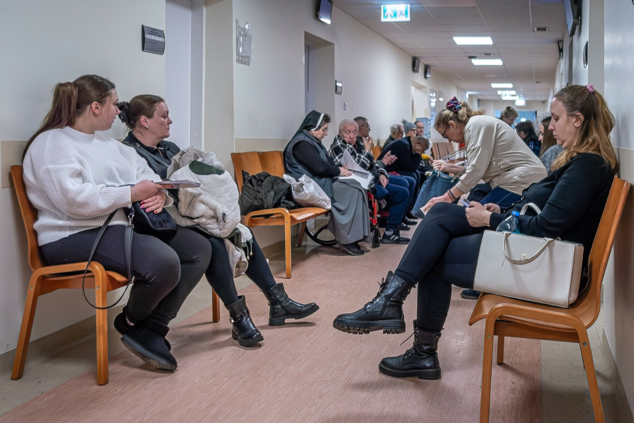 Aby obliczyć wysokość składki, należy zacząć od ustalenia podstawy wymiaru składki odpowiedniej dla naszego progu. Następnie pomnożyć ją przez 9 proc., czyli przez wysokość składki.