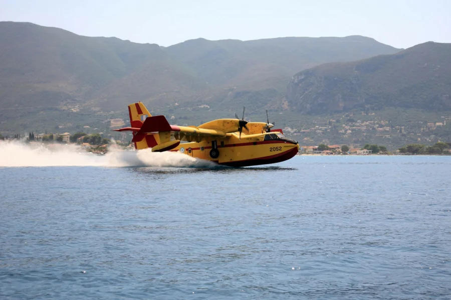 Jedna z maszyn Canadair, nabierająca wody morskiej przed lotem nad terytorium ogarnięte pożarem.