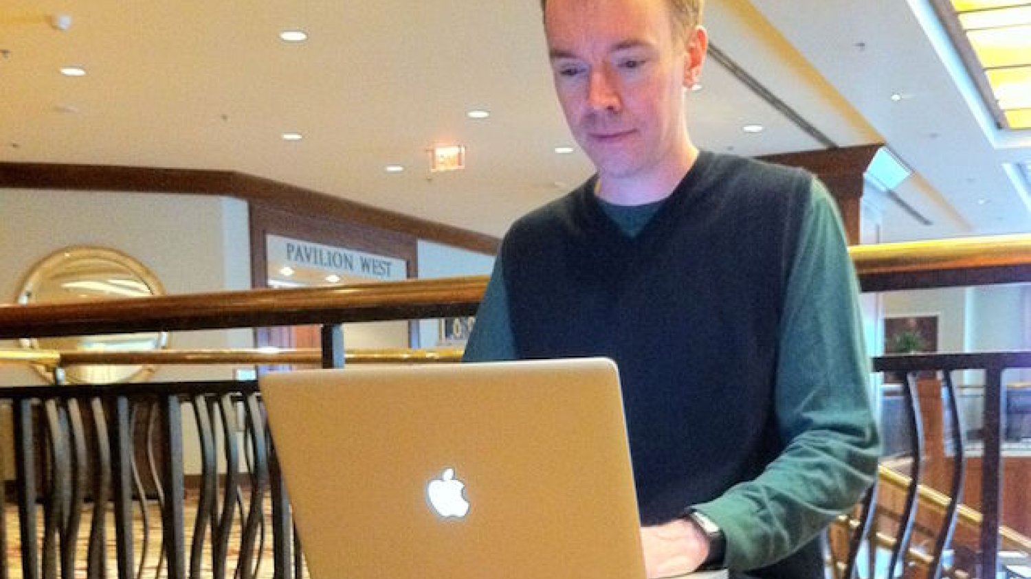 Coraz trudniej lansować się sprzętem Apple. No bo jak chodzić do kawiarni z milionem przejściówek