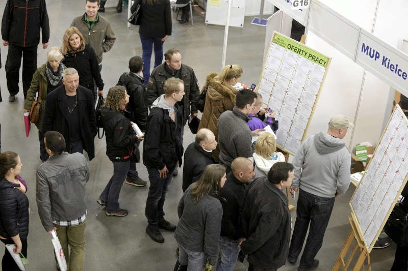 Jesteś młody/a i szukasz pracy? Unia Europejska chce ci pomóc kolejnymi miliardami euro - zobacz jak z tego skorzystać