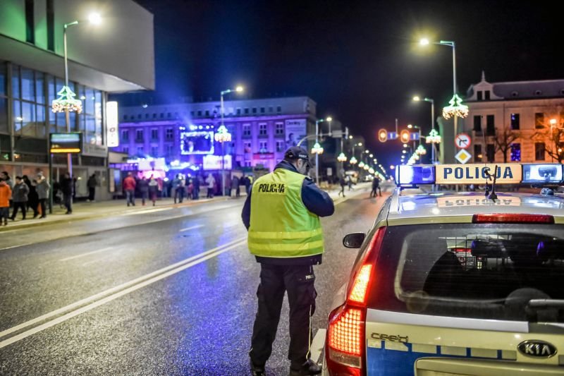 Patrole wypiszą mandaty do 500 zł lub skierują wnioski o ukaranie do sanepidu.