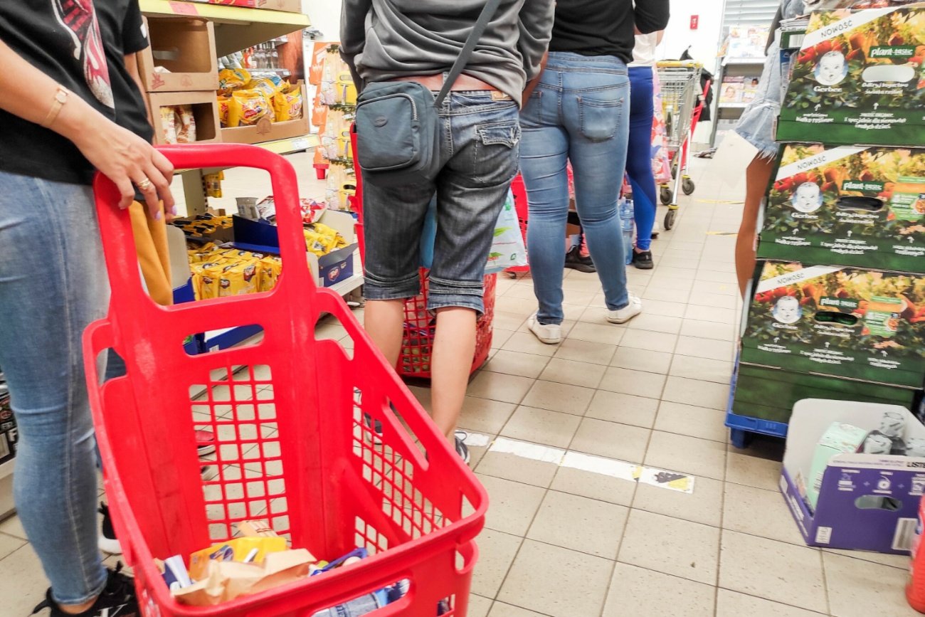 Klienci w kolejce do kasy.