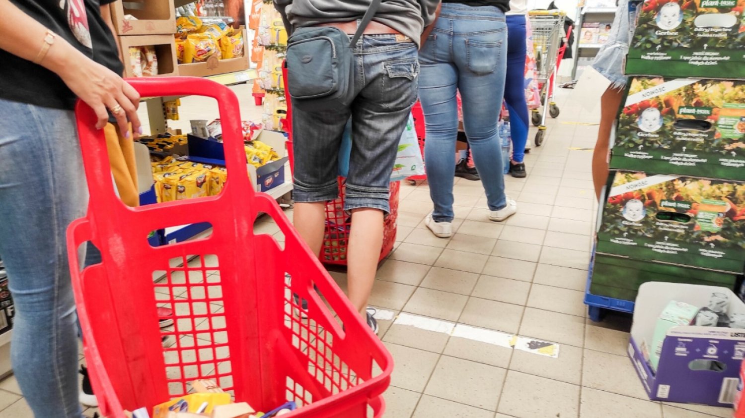 Klienci w kolejce do kasy.