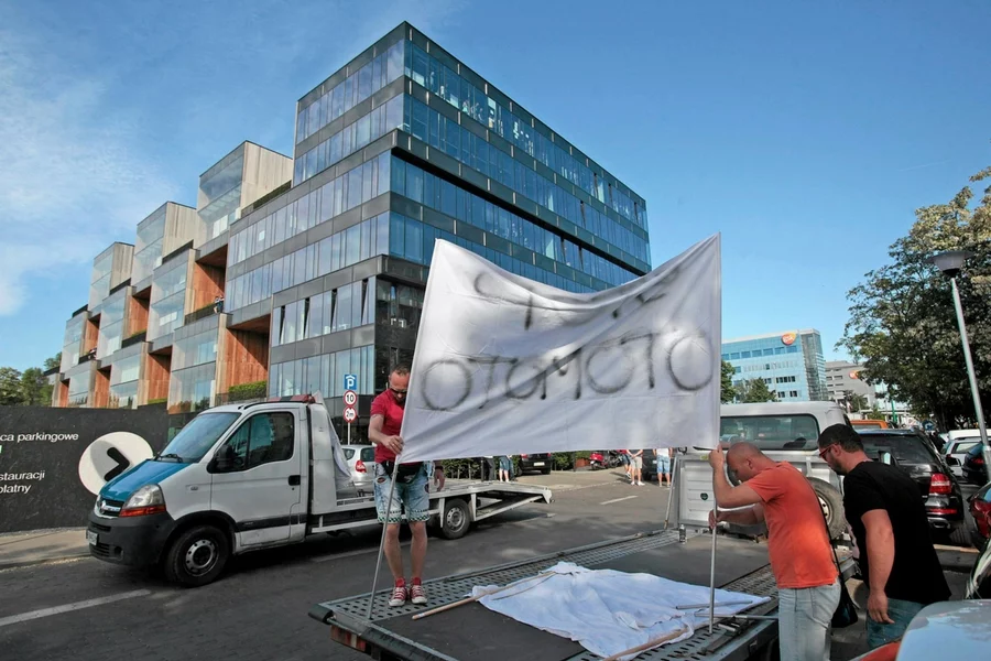 Prowizje Allegro wywoływały nawet protesty, np. użytkowników otoMoto.pl w 2015 r.