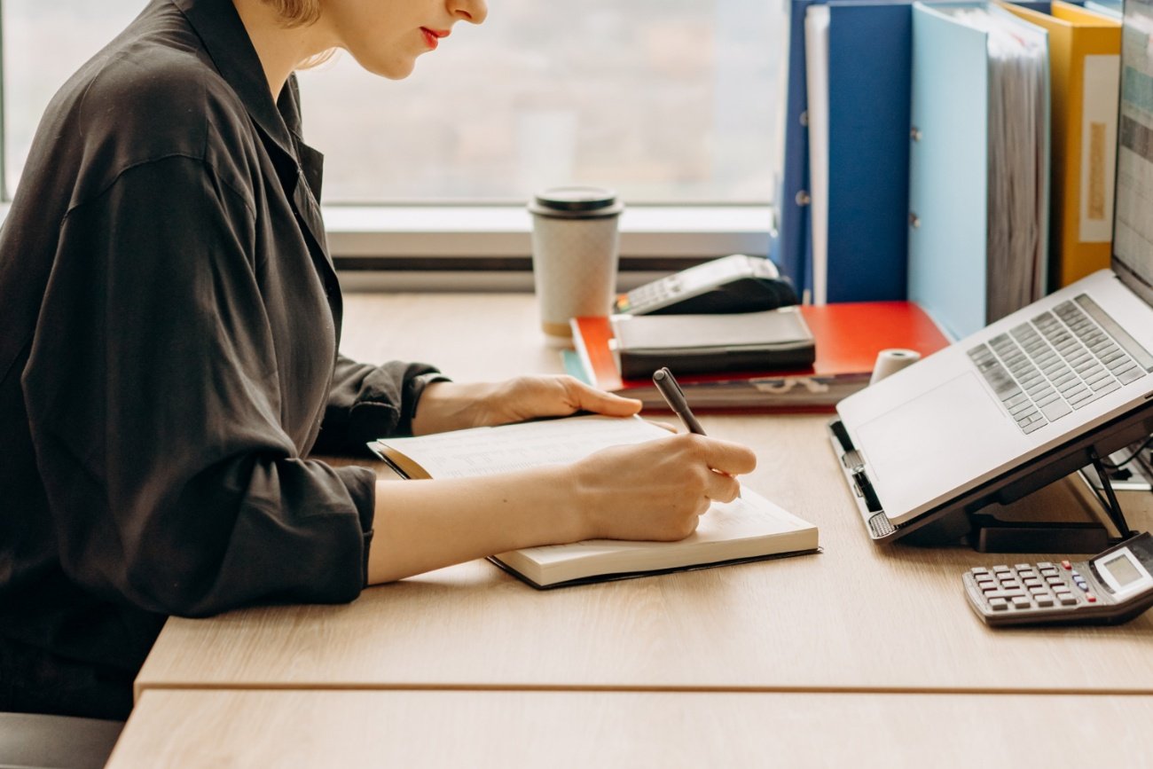 Kobieta przy komputerze.