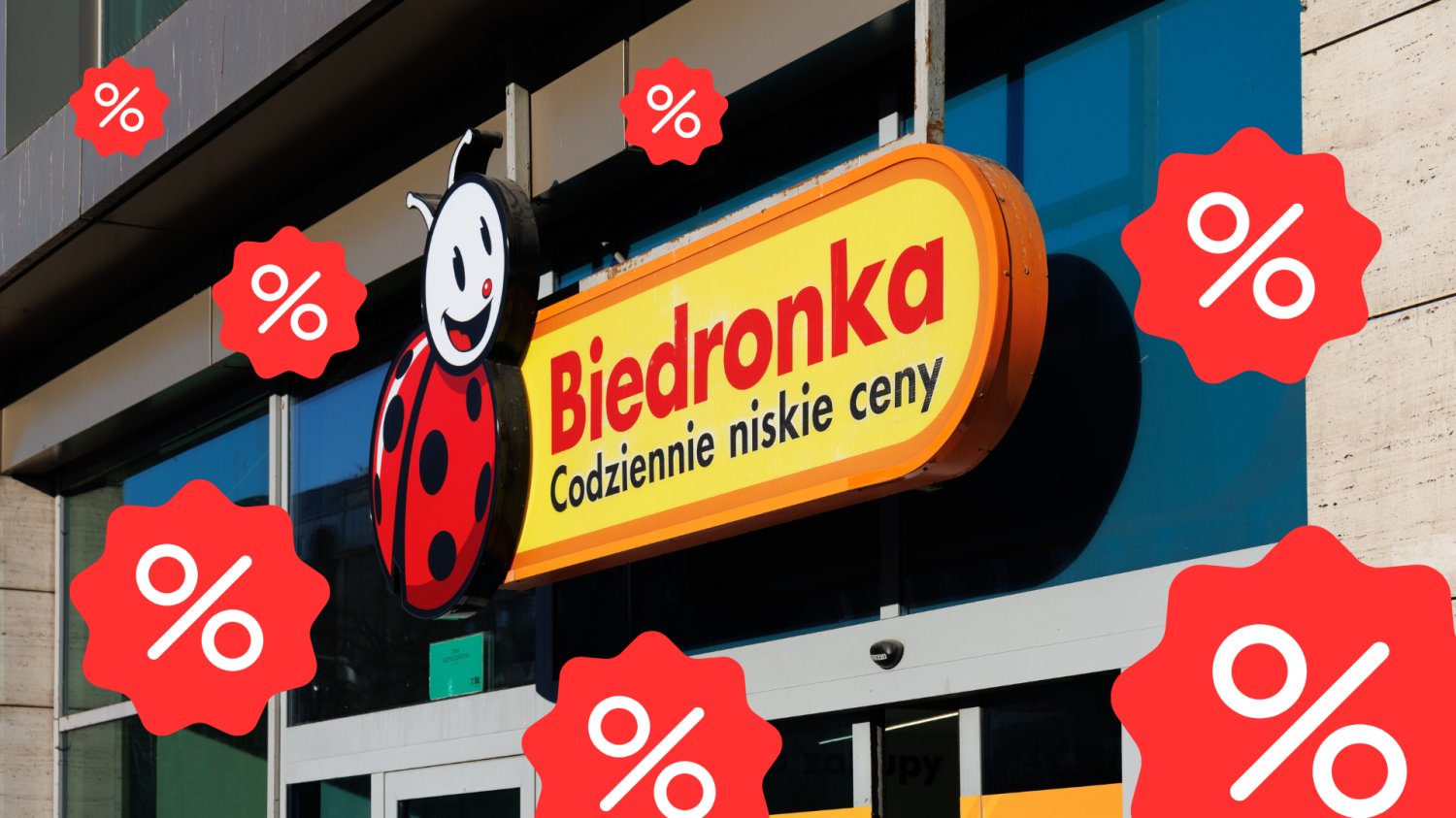 Biedronka uruchamia nowe promocje od 8 czerwca. Limity mogą zaskoczyć klientów Logo sklepu Biedronka. Wokół znak procent.