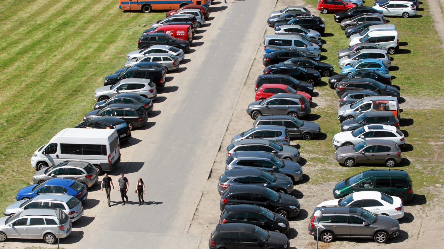 Policja przymyka oko na problem "parkingowych"