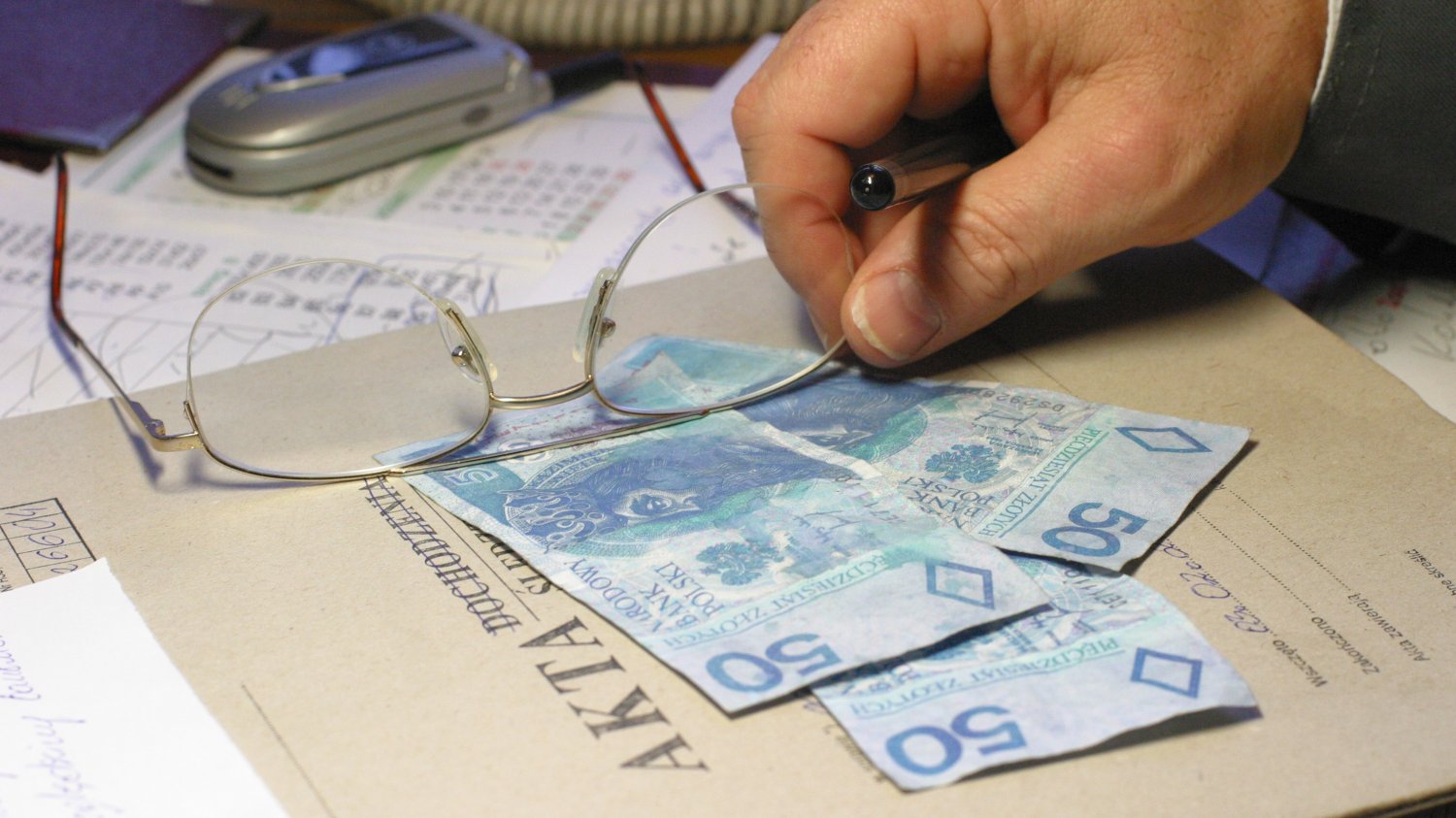 Kobieta dostała w prezencie pieniądze od rodziców. Fiskus zareagował