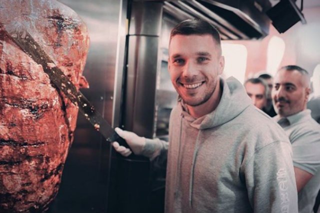 Łukasz Podolski zainwestował część swoich oszczędności w bar z kebabem. Piłkarz postanowił w dniu otwarcia samemu stanąć za ladą i ściągnął w ten sposób prawdziwe tłumy