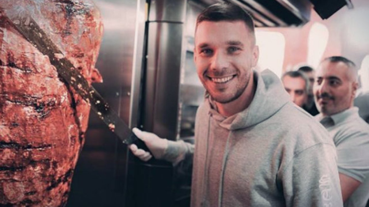 Łukasz Podolski zainwestował część swoich oszczędności w bar z kebabem. Piłkarz postanowił w dniu otwarcia samemu stanąć za ladą i ściągnął w ten sposób prawdziwe tłumy