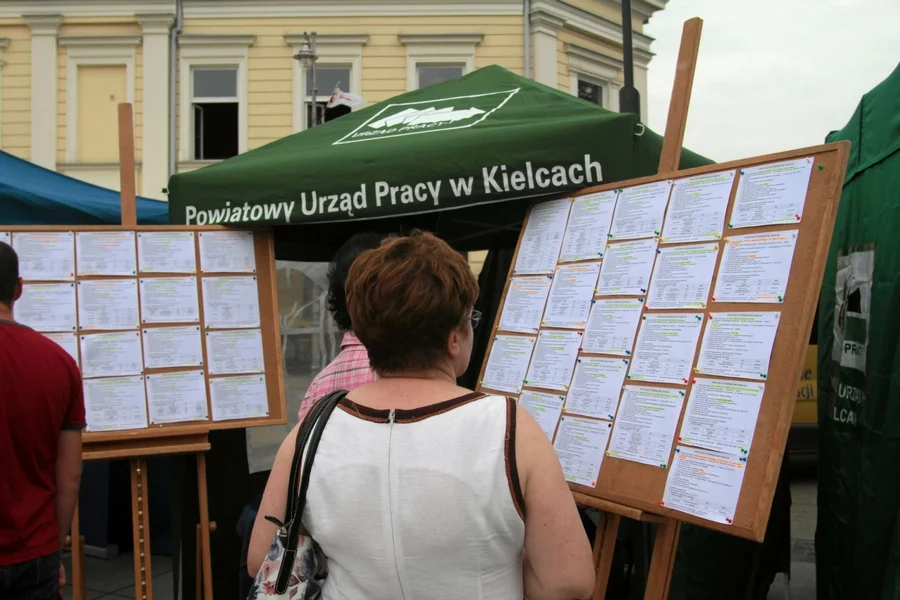 Giełda pracy na rynku w Kielcach.