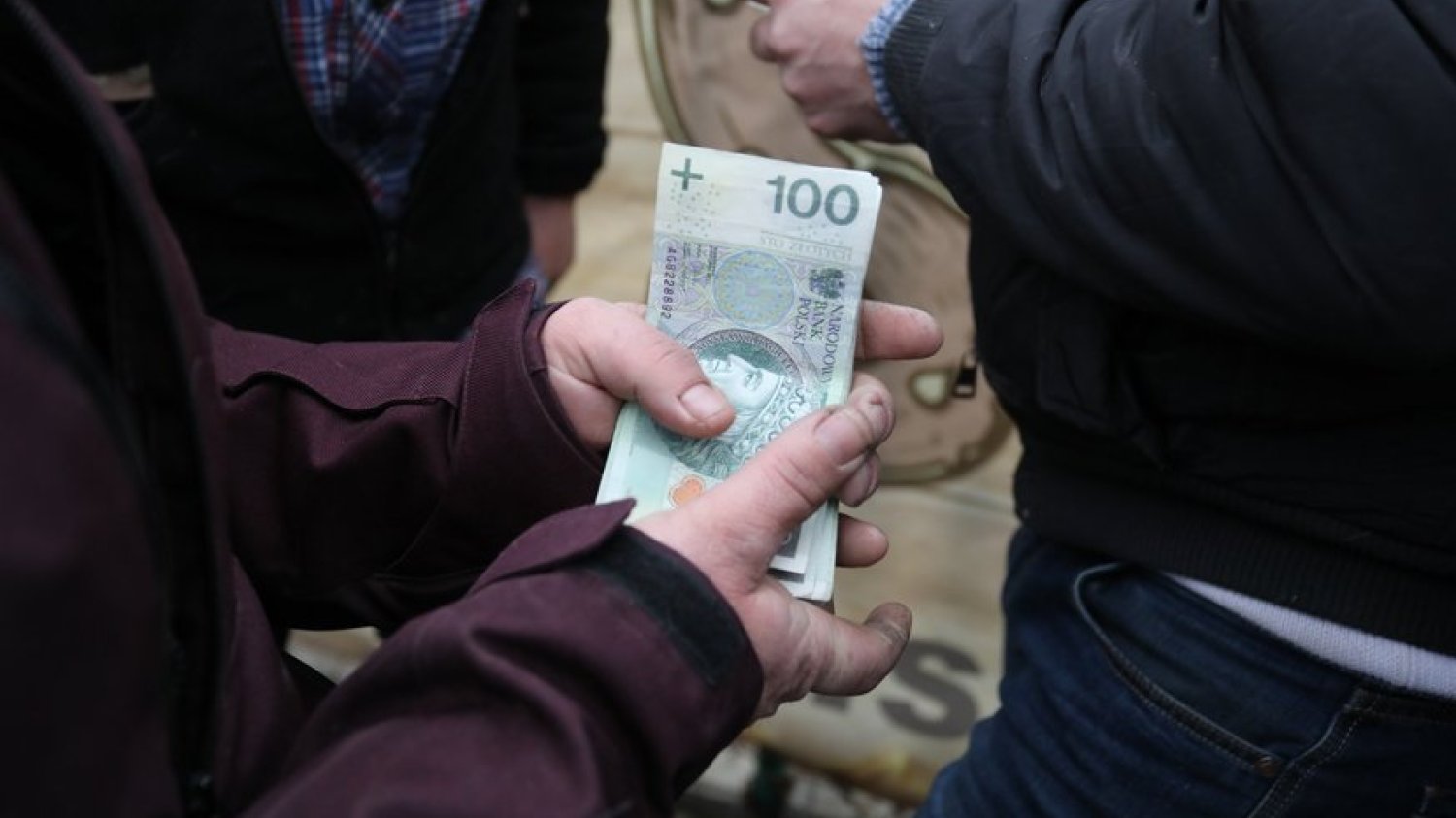 Błędów w specustawie antykryzysowej ciąg dalszy. Z powodu jednego zapisu dopłaty do pensji mogą trafić do firmy dopiero w połowie maja.