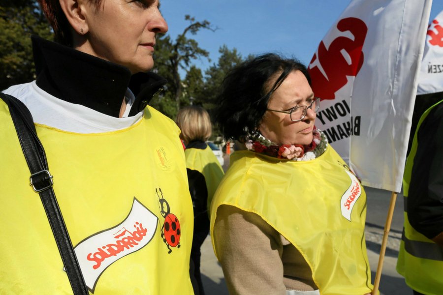 Związkowcy z Biedronki podczas pikiety pod Sejmem. Spory między związkami a firmą toczą się już od kilku dobrych lat.