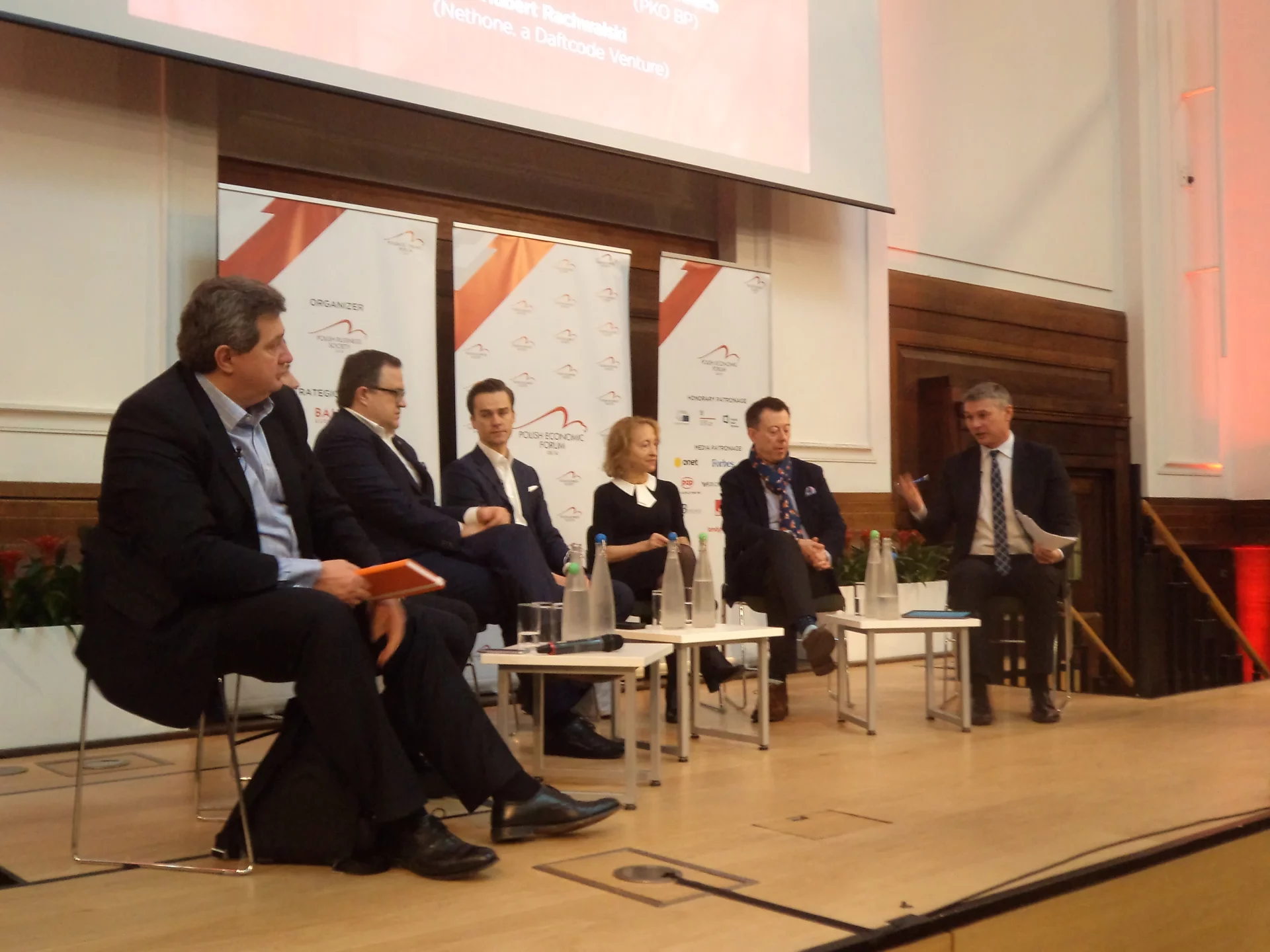 Nie tylko nowe technologie zagrażają bankom. Według uczestników forum, banków jest na rynku po prostu za dużo.
