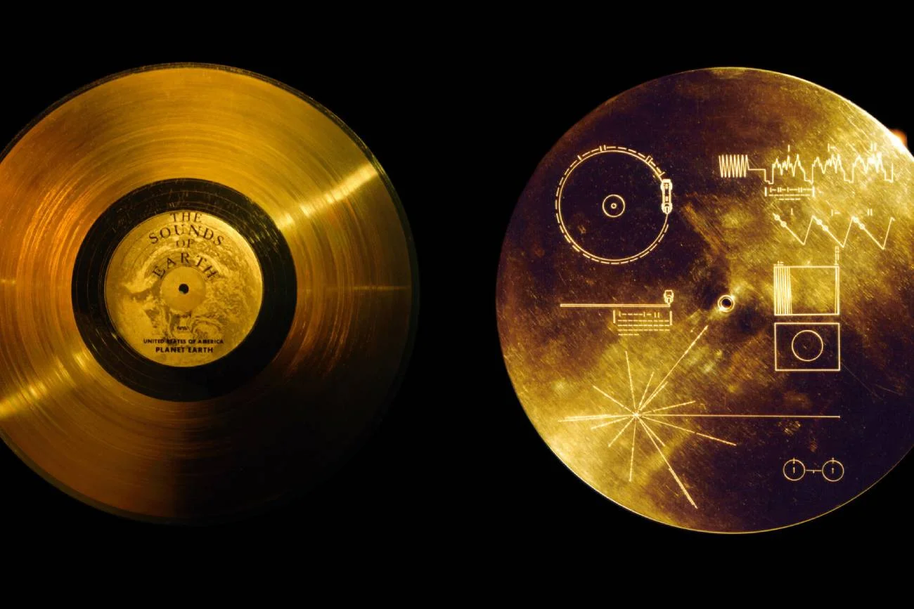 Dwie strony Złotego Dysku z sondy Voyager.