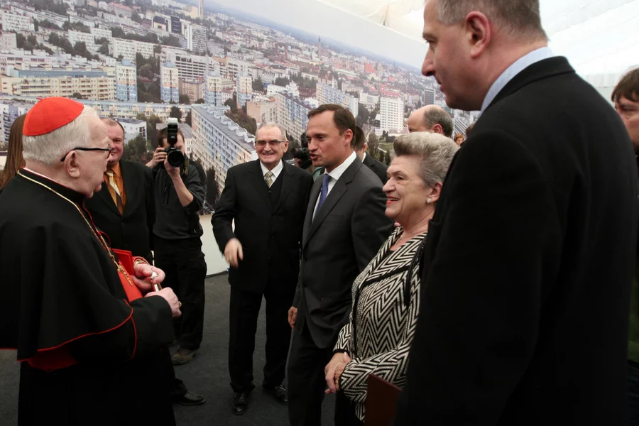 Prezydent Wrocławia Rafał Dutkiewicz (pierwszy z prawej), twórca GetBack Leszek Czarnecki (w środku), kard. Henryk Gulbinowicz.