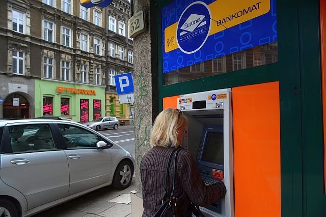 Euronet obniża limit wypłat w bankomatach z 4 tys. do 1 tys. złotych.