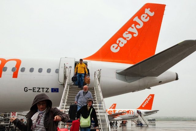 Tanie brytyjskie linie lotnicze easyJet podnoszą opłaty za bilet dla niemowlęcia i nadanie bagażu rejestrowanego na lotnisku.