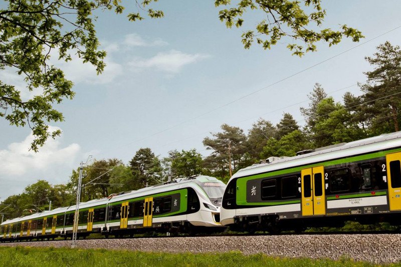 Pierwsze pięcioczłonowe pojazdy z Newagu ruszyły trasą Warszawa – Skierniewice.