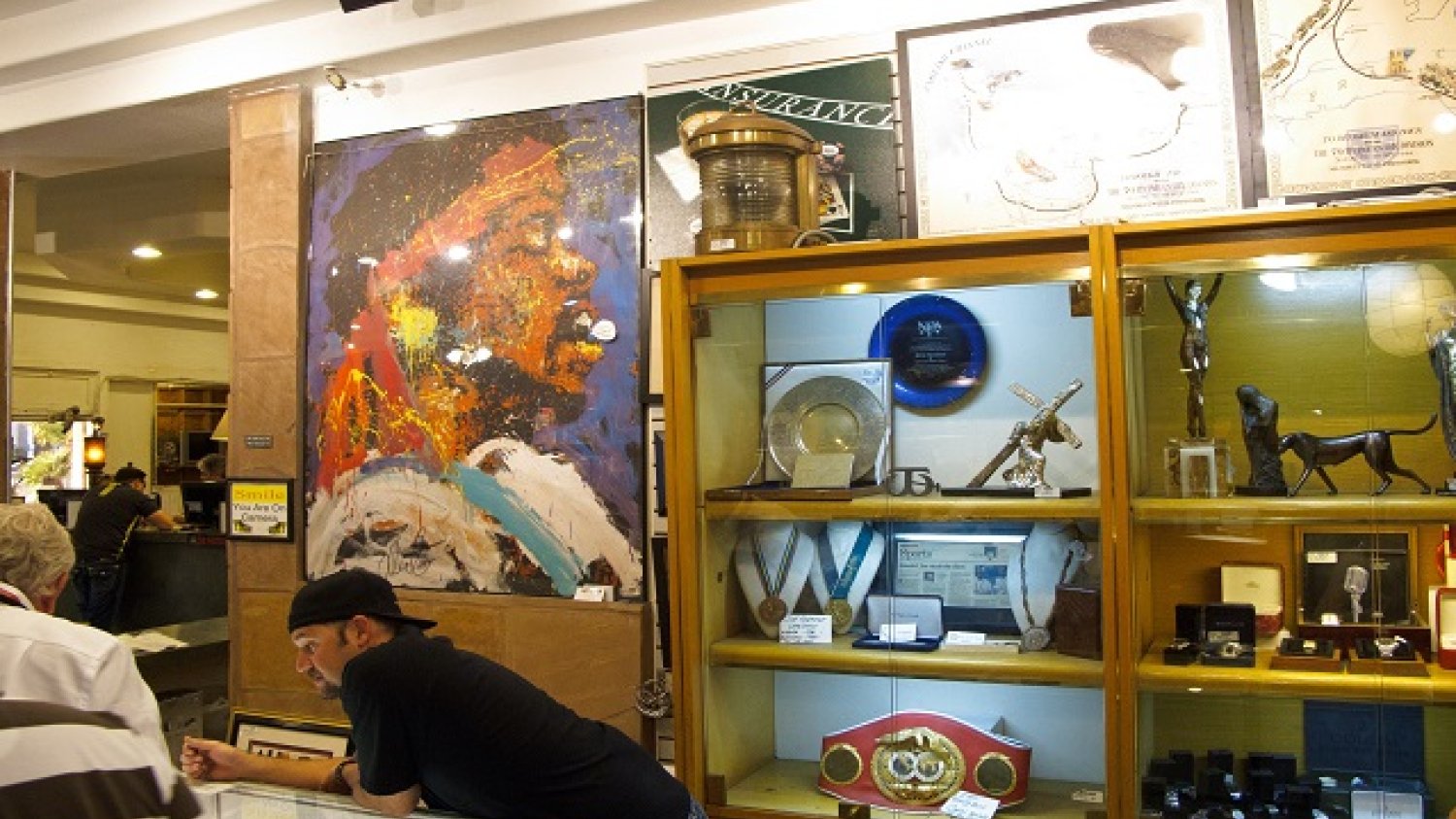 Wnętrza lombardu w serialu Pawn Stars nie przypomina stereotypowego miejsca, gdzie sprzedaje się lichy towar z podejrzanych źródeł