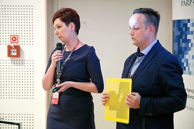 Piotr Samojłowicz z żoną Anną. Za swój wynalazek "Szablon Kształtów Plaster Miodu" został uhonorowany wyróżnieniem podczas IV Wschodniego Kongresu Gospodarczego w Białymstoku.