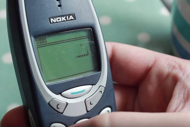 Nokia 3310 do tej pory słynie ze swojej wytrzymałości. Legendy głoszą, że to w tym telefonie tkwił Excalibur. Nie wierzymy jednak, że ktoś zdołałby wbić miecz w starą Nokię.