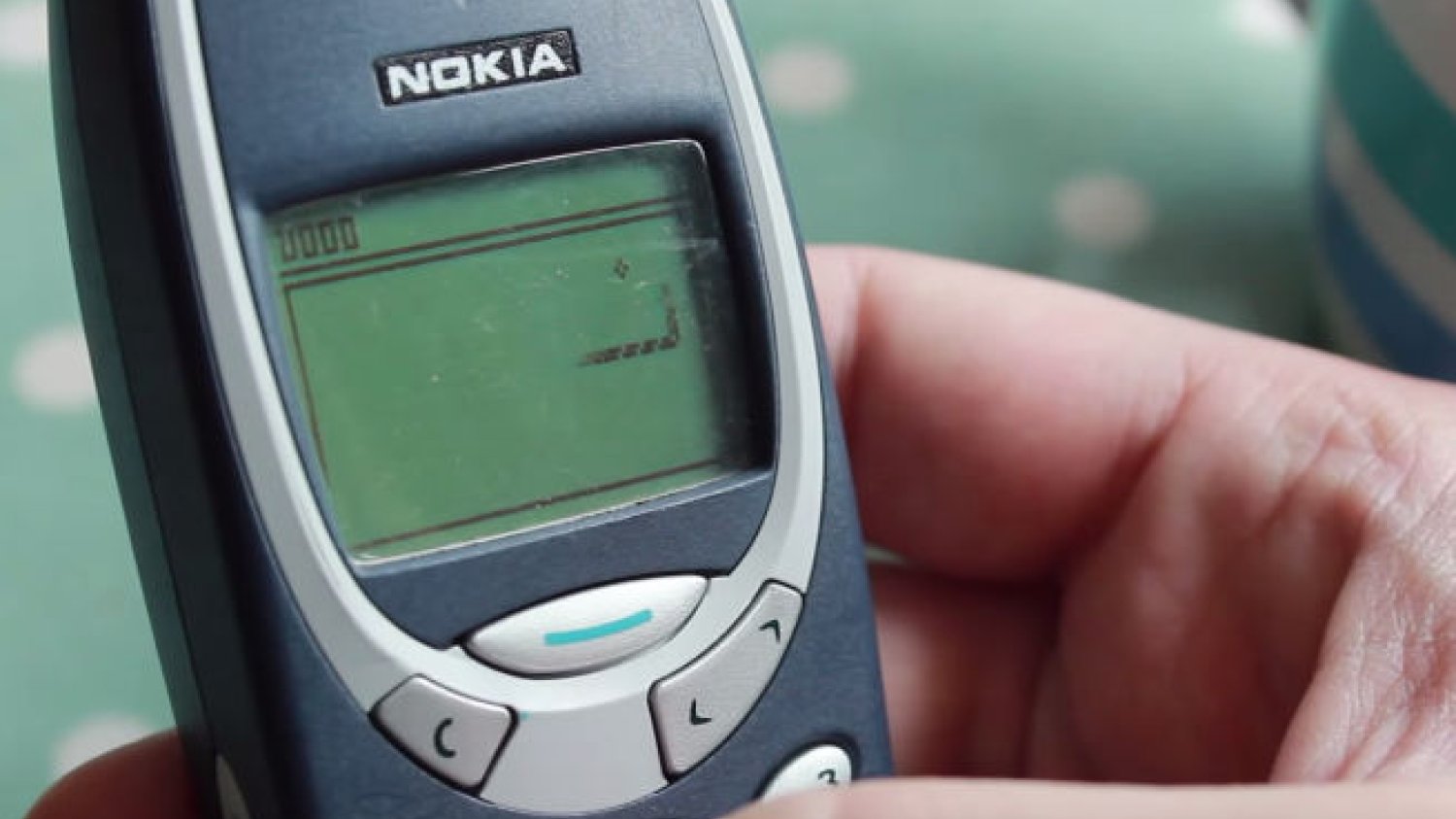 Nokia 3310 do tej pory słynie ze swojej wytrzymałości. Legendy głoszą, że to w tym telefonie tkwił Excalibur. Nie wierzymy jednak, że ktoś zdołałby wbić miecz w starą Nokię.
