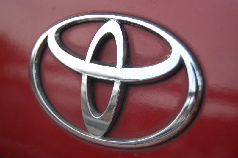 Toyota już 5 miesiąc z rzędu jest światowym liderem sprzedaży samochodów.