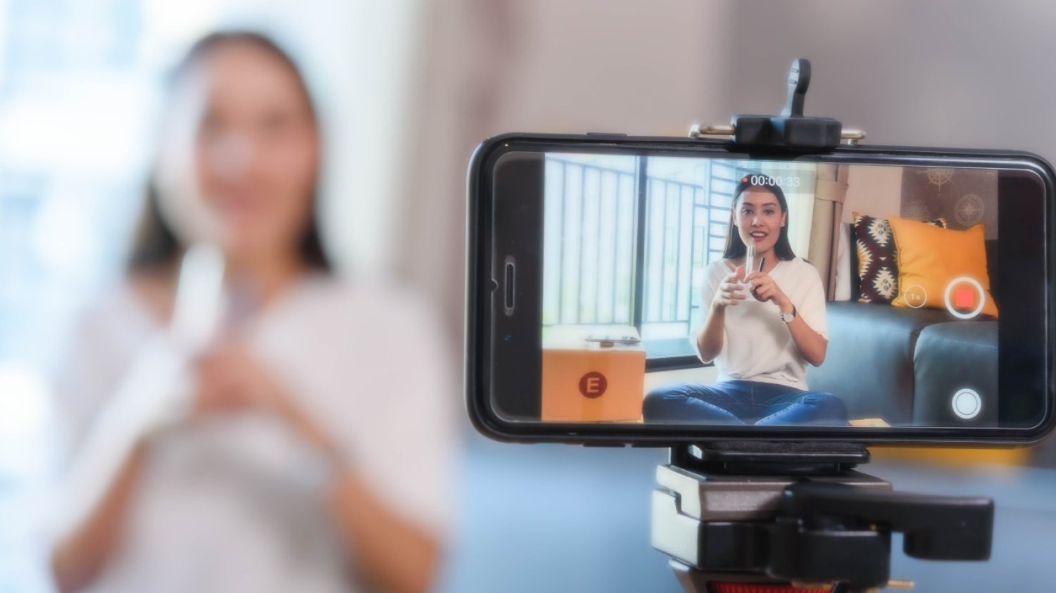 influencenka nagrywa na smartfonie