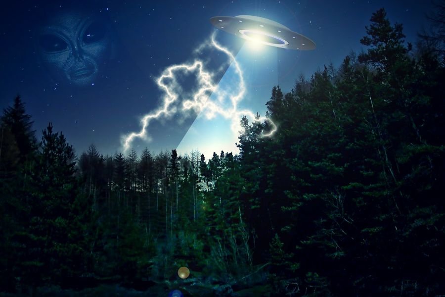 Hillary Clinton obiecuje, że odtajni dokumenty rządu USA na temat potencjalnych kontaktów z cywilizacjami pozaziemskimi.