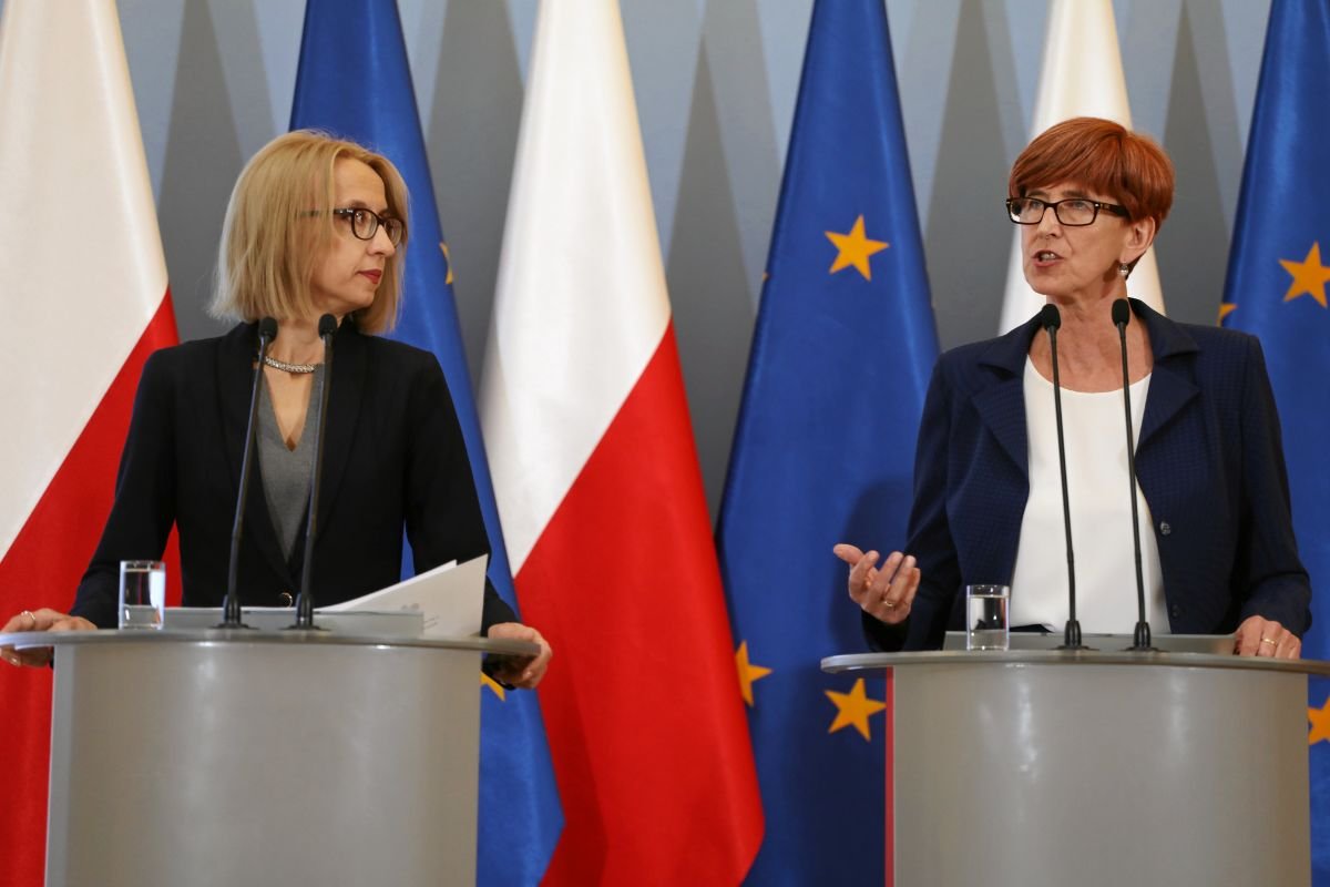 Teresa Czerwińska, minister finansów, oraz szefowa resortu pracy, Elżbieta Rafalska.