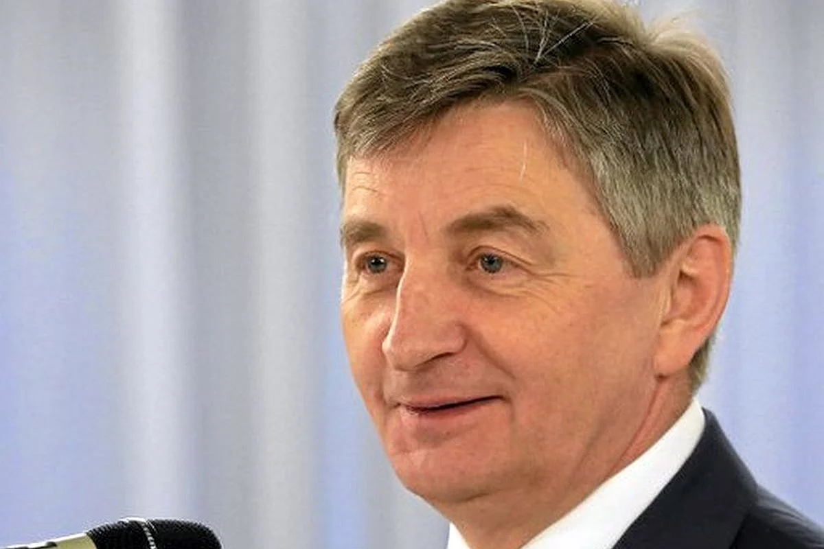 Marszałek Kuchciński stwierdził, że członkowie rodziny nie mieli jak zapłacić za bilety na lot do Rzeszowa.