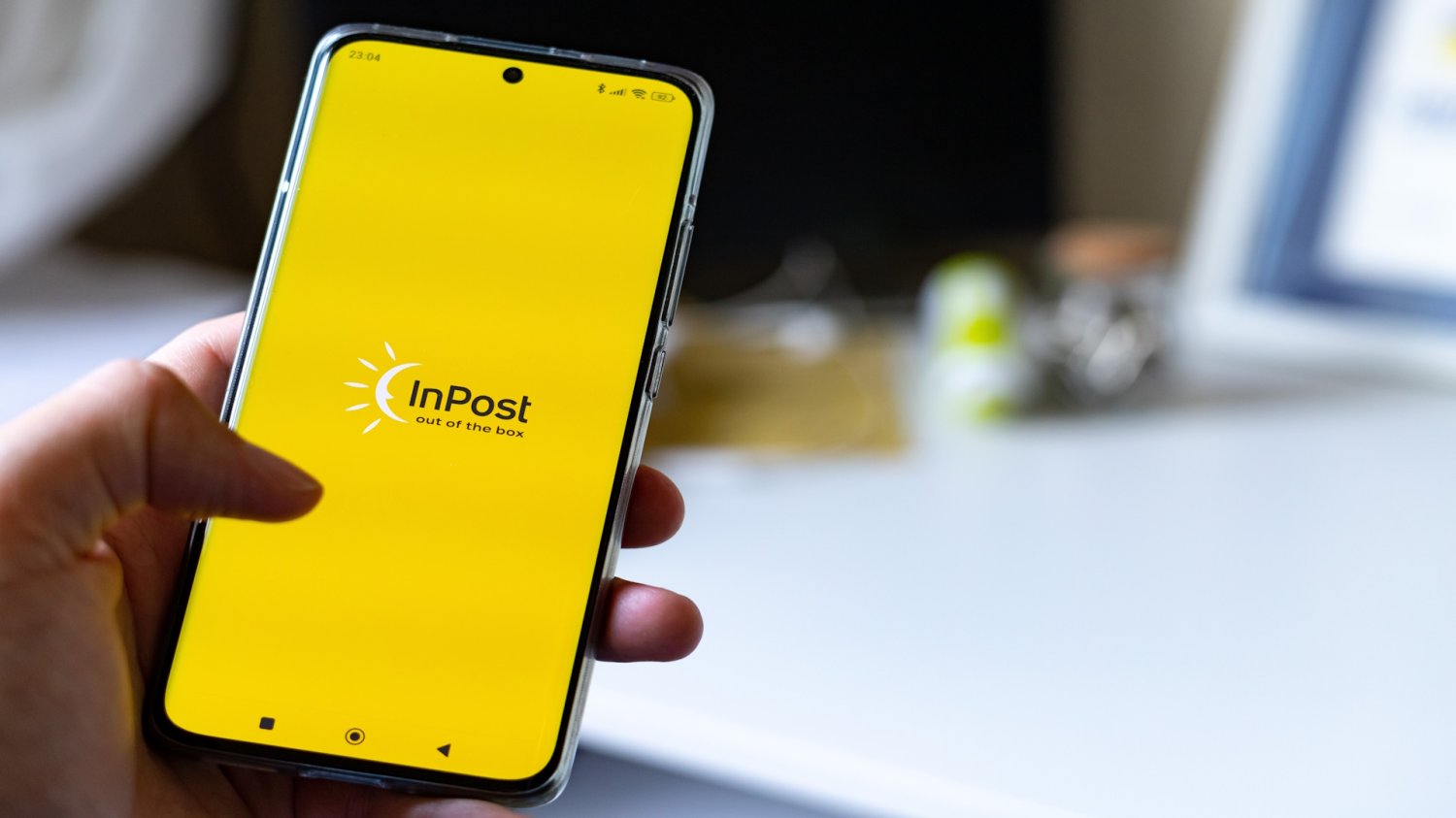 Smartfon z logiem InPostu na ekranie. Aktualizacja regulaminu aplikacji InPost. Zmiany również w programie lojalnościowym