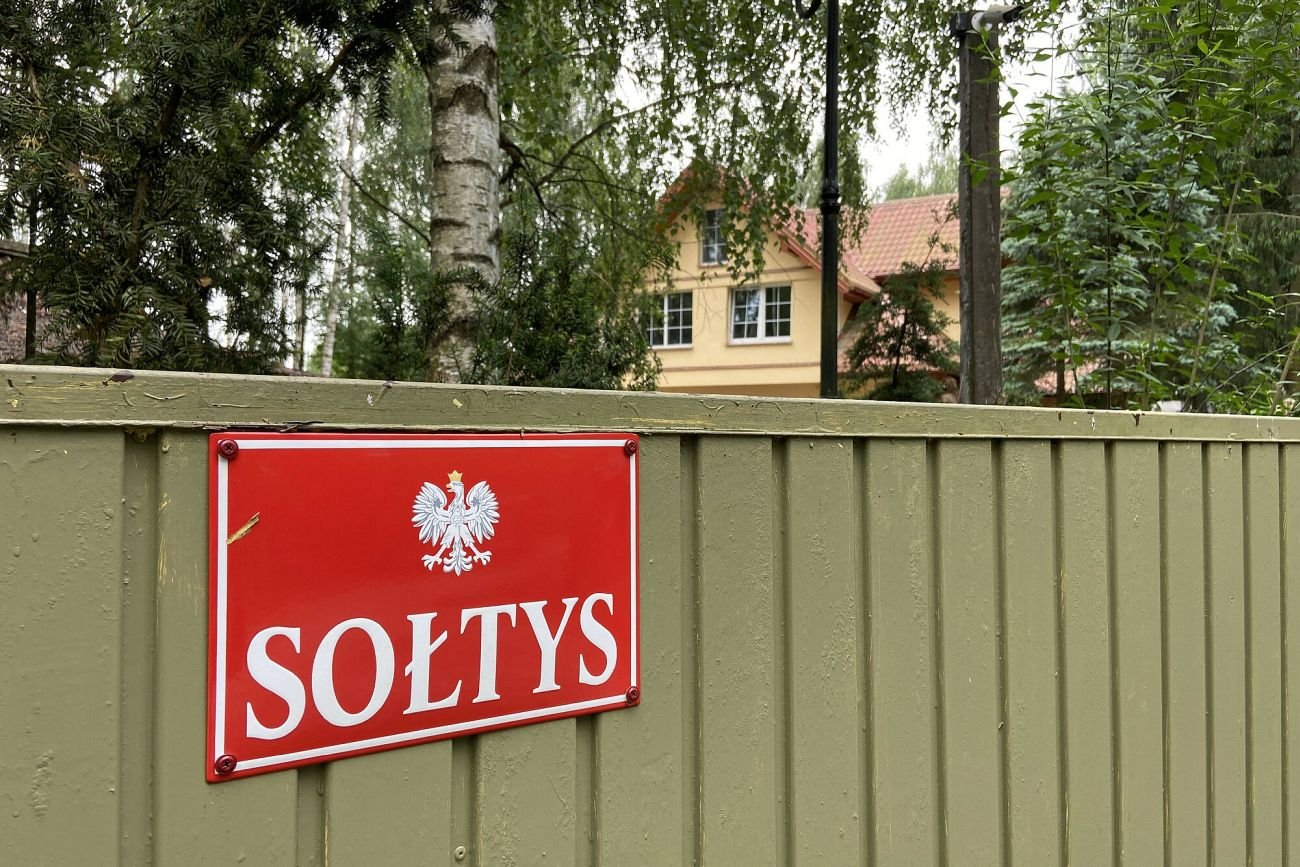 Za tym skromnym płotem stoi posiadłość najsłynniejszego sołtysa w Polsce, skazanego na kościelną banicję Leszka Sławoja-Głodzia.