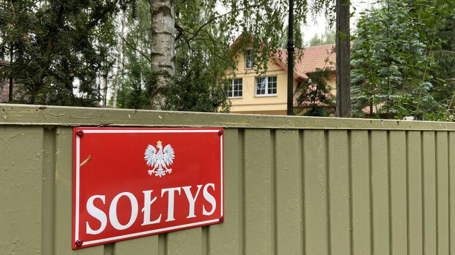 Za tym skromnym płotem stoi posiadłość najsłynniejszego sołtysa w Polsce, skazanego na kościelną banicję Leszka Sławoja-Głodzia.