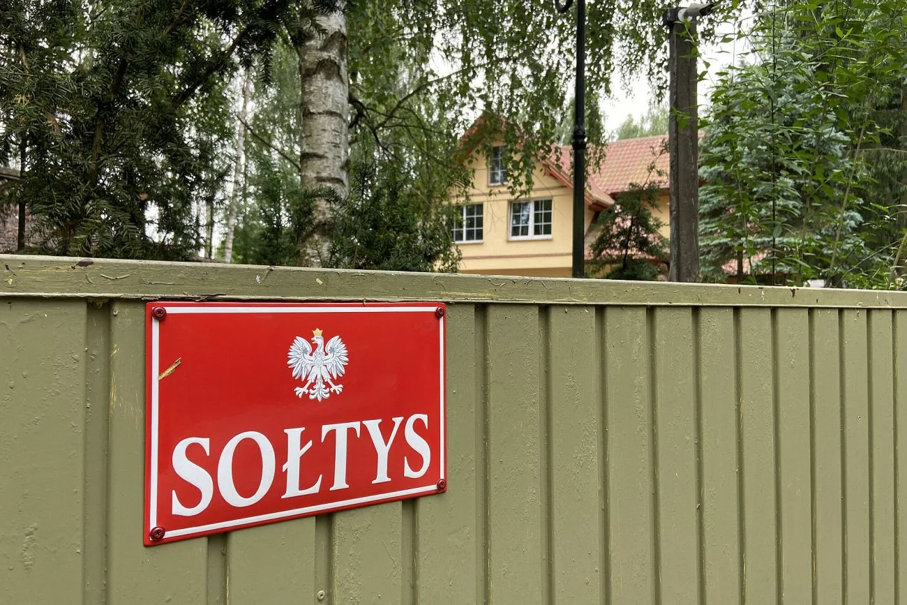 Za tym skromnym płotem stoi posiadłość najsłynniejszego sołtysa w Polsce, skazanego na kościelną banicję Leszka Sławoja-Głodzia.