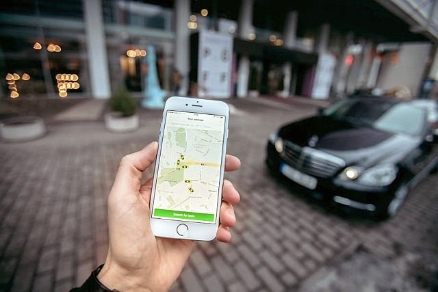 Według relacji użytkownika Taxify, oboje pasażerów zostało wyproszonych z samochodu po stłuczce na ruchliwej trasie.