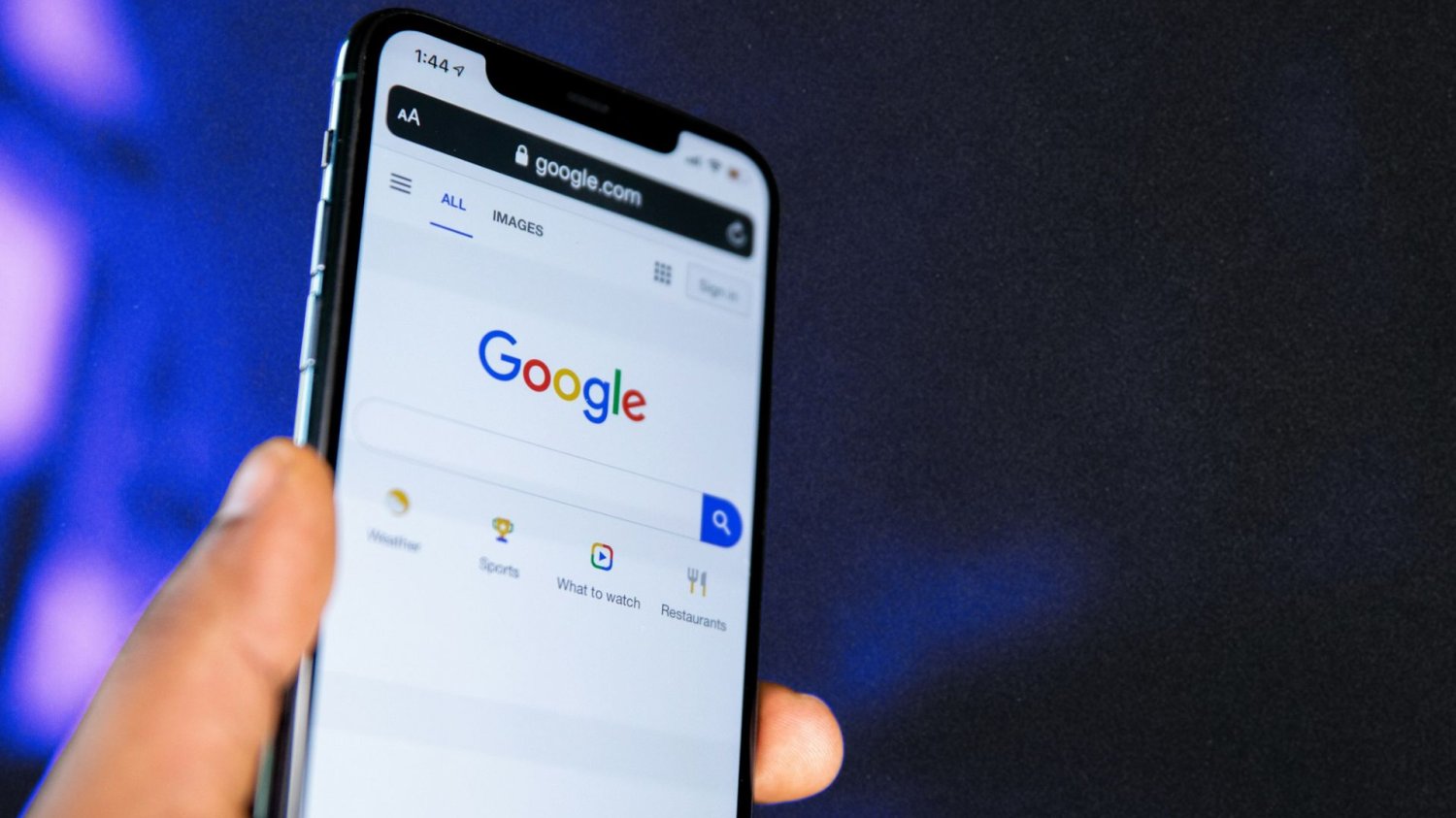 Przeglądarka Google zna twój paszport. Chrome rozszerza autouzupełnianie Telefon z wyświetloną wyszukiwarką Google.