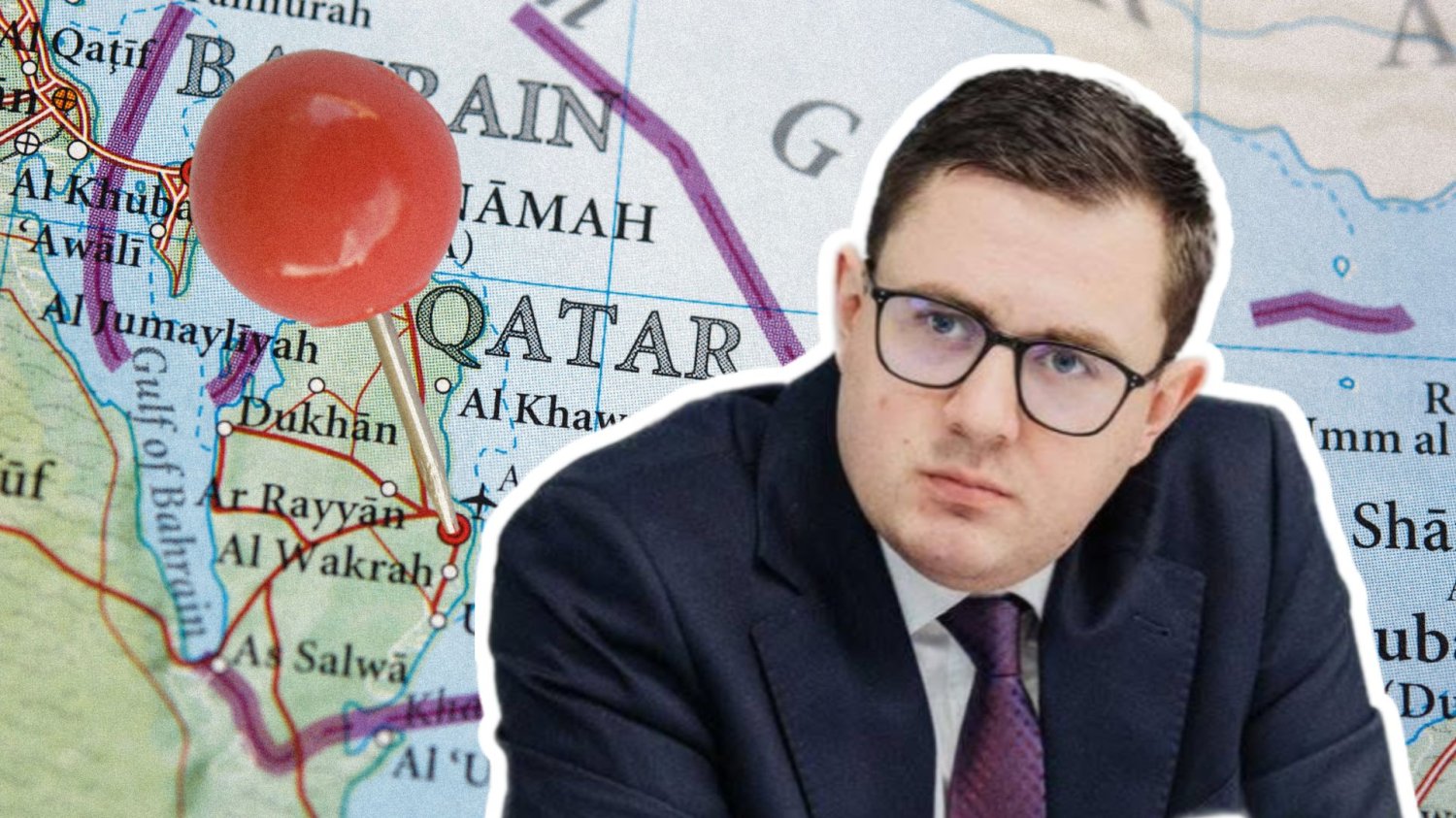 Minister energii Miłosz Motyka na tle mapy.