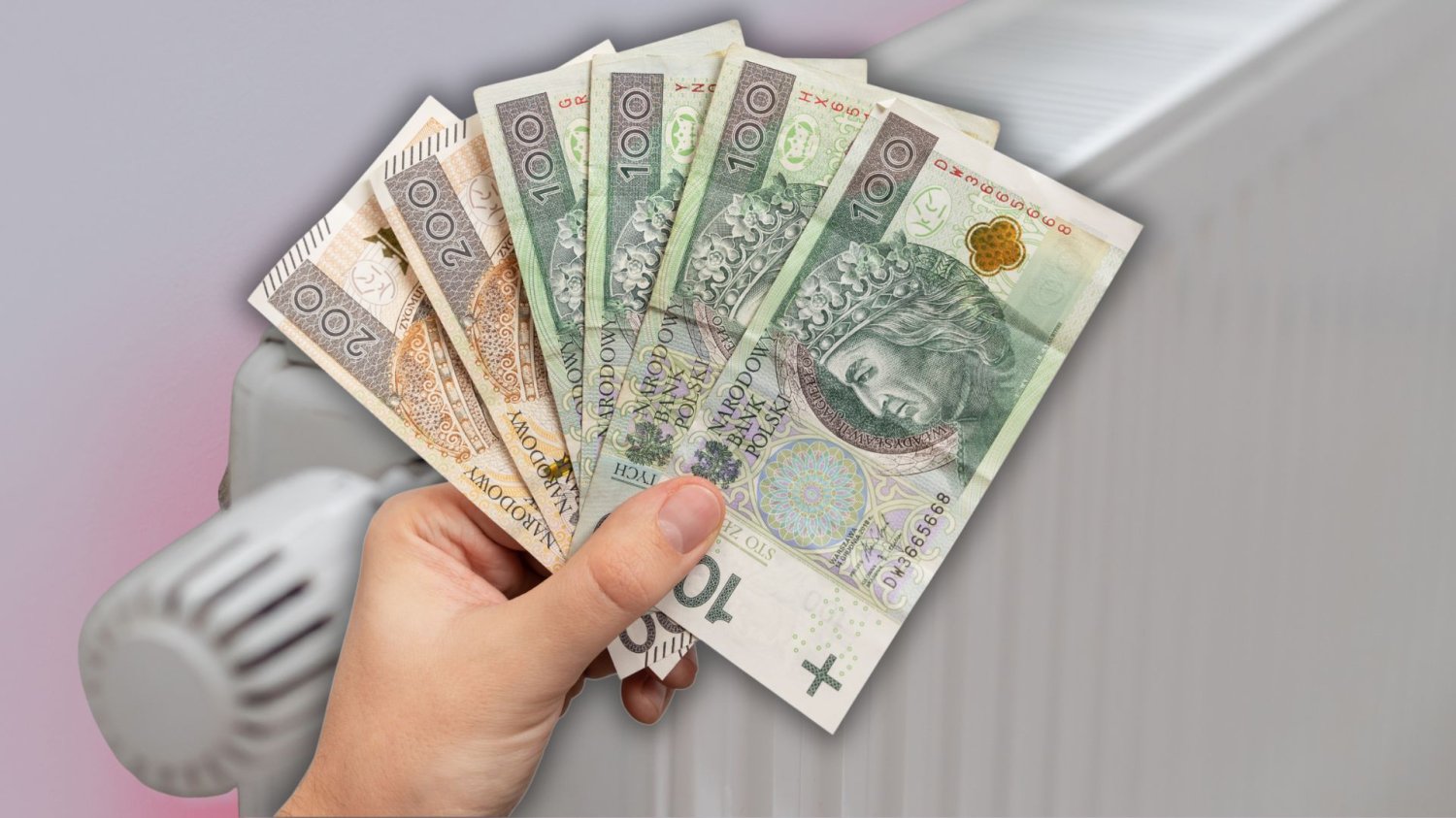 Dłoń z pieniędzmi na tle kaloryfera. Czas na składanie wniosków o bon ciepłowniczy mija 15 grudnia.