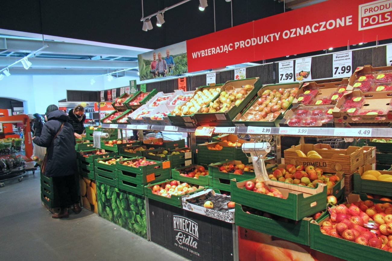 Alarmująca ilość związków chemicznych wykryta na jabłkach w dyskontach.